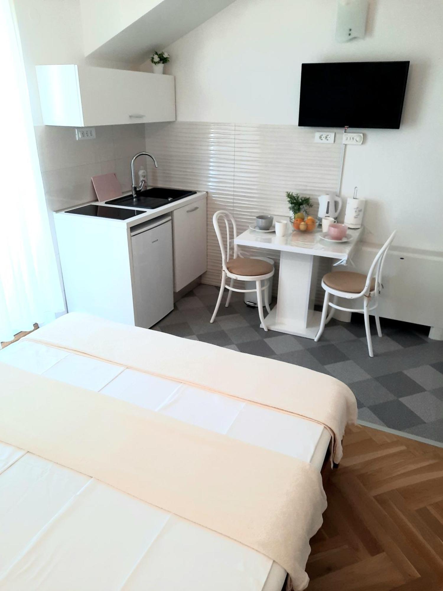 Studio Apartments Regina Bol Room photo